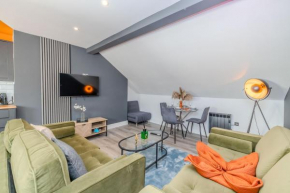 Urban Oasis l Sleek 2-Bedroom with Convenient Free Parking